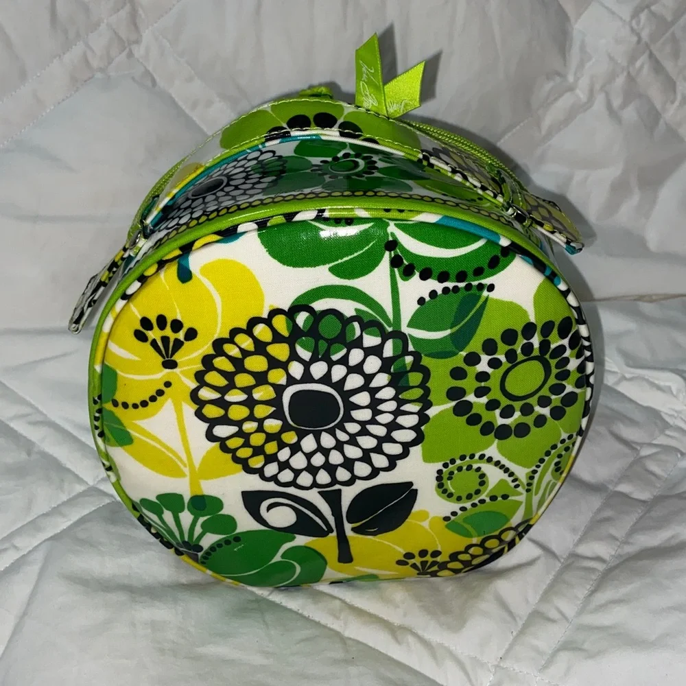 Like new VERA BRADLEY ROUND COSMETIC BAG limes up